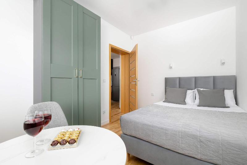 Funkcjonalny Apartament z Parkingiem w Otoczeniu Górskiego Krajobrazu by Noclegi Renters - image 8