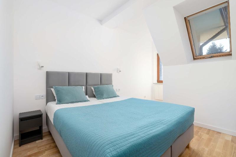 Funkcjonalny Apartament z Parkingiem w Otoczeniu Górskiego Krajobrazu by Noclegi Renters - image 11