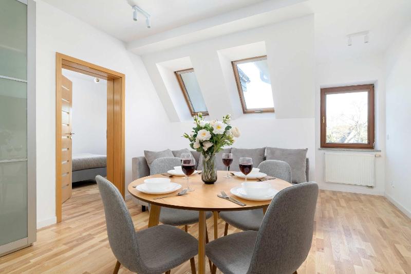 Funkcjonalny Apartament z Parkingiem w Otoczeniu Górskiego Krajobrazu by Noclegi Renters - image 17