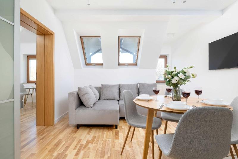 Funkcjonalny Apartament z Parkingiem w Otoczeniu Górskiego Krajobrazu by Noclegi Renters - image 9
