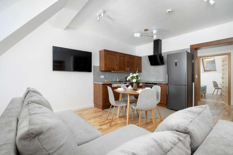 Funkcjonalny Apartament z Parkingiem w Otoczeniu Górskiego Krajobrazu by Noclegi Renters - image 18