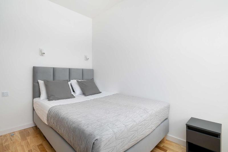 Funkcjonalny Apartament z Parkingiem w Otoczeniu Górskiego Krajobrazu by Noclegi Renters - image 21