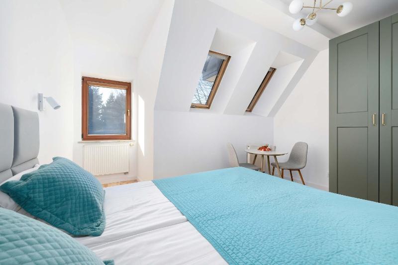 Funkcjonalny Apartament z Parkingiem w Otoczeniu Górskiego Krajobrazu by Noclegi Renters - image 30