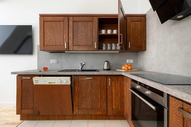 Funkcjonalny Apartament z Parkingiem w Otoczeniu Górskiego Krajobrazu by Noclegi Renters - image 2