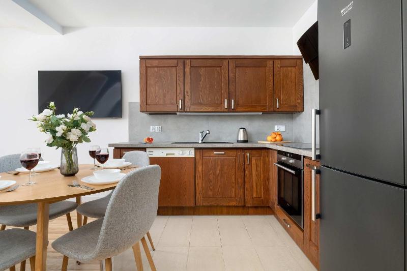 Funkcjonalny Apartament z Parkingiem w Otoczeniu Górskiego Krajobrazu by Noclegi Renters - image 13