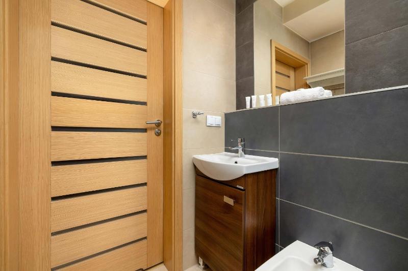 Funkcjonalny Apartament z Parkingiem w Otoczeniu Górskiego Krajobrazu by Noclegi Renters - image 4