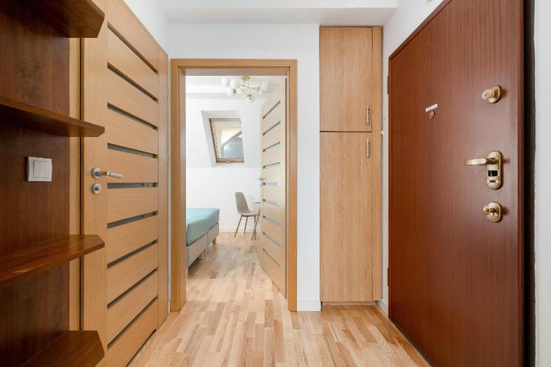 Funkcjonalny Apartament z Parkingiem w Otoczeniu Górskiego Krajobrazu by Noclegi Renters - image 5