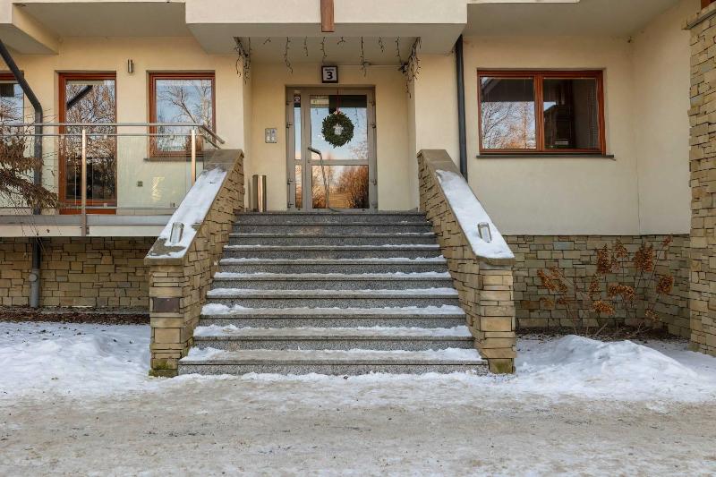 Funkcjonalny Apartament z Parkingiem w Otoczeniu Górskiego Krajobrazu by Noclegi Renters - image 22