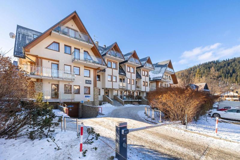 Funkcjonalny Apartament z Parkingiem w Otoczeniu Górskiego Krajobrazu by Noclegi Renters - image 10