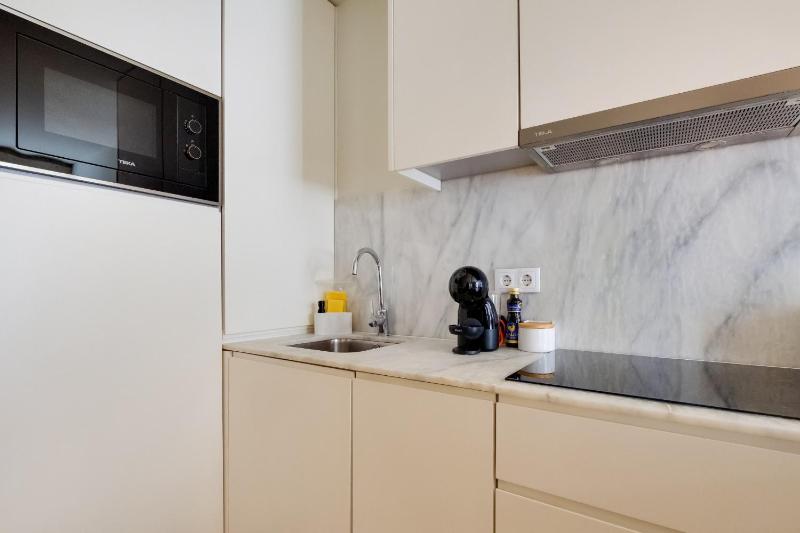 Magnolia 3 Luxury with AC Metro Downtown Porto - image 2