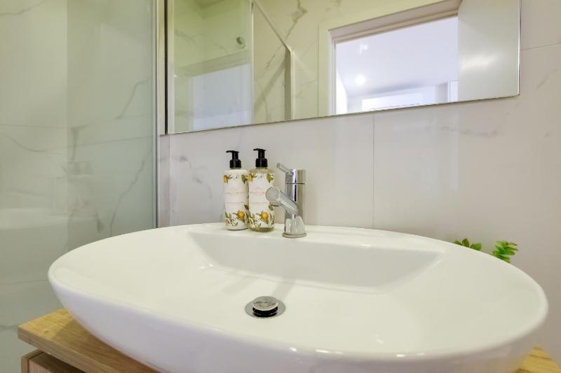 Magnolia 3 Luxury with AC Metro Downtown Porto - image 3