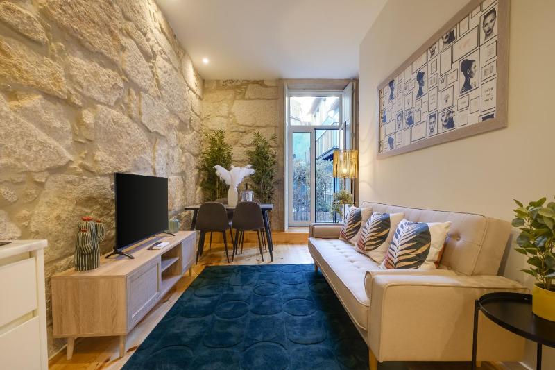 Luxury Style 8 with AC Downtown Porto near Metro - image 1