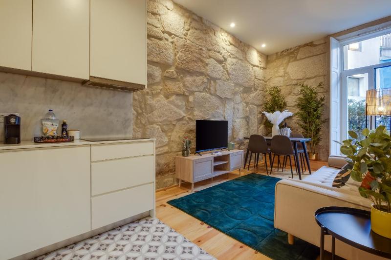 Luxury Style 8 with AC Downtown Porto near Metro - image 13