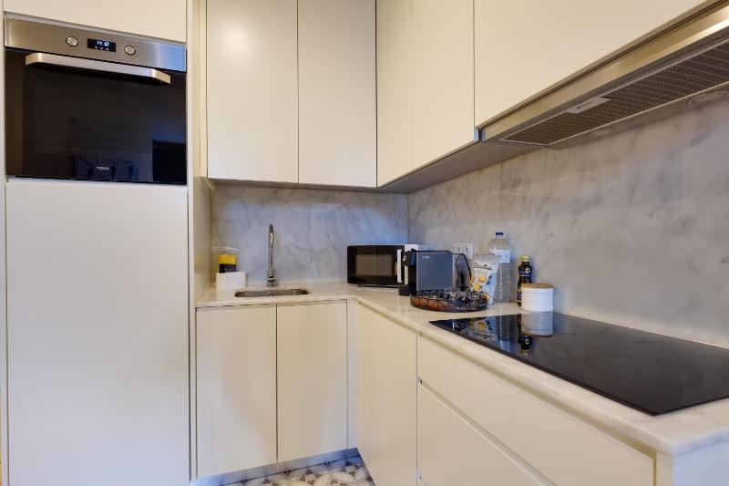 Luxury Style 8 with AC Downtown Porto near Metro - image 15