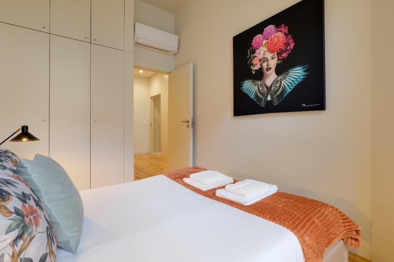 Luxury Style 8 with AC Downtown Porto near Metro - image 9