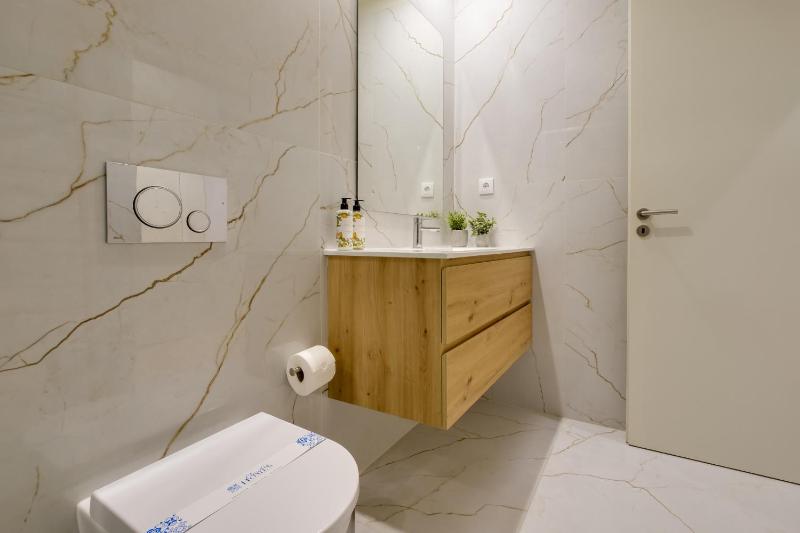 Luxury Style 8 with AC Downtown Porto near Metro - image 2