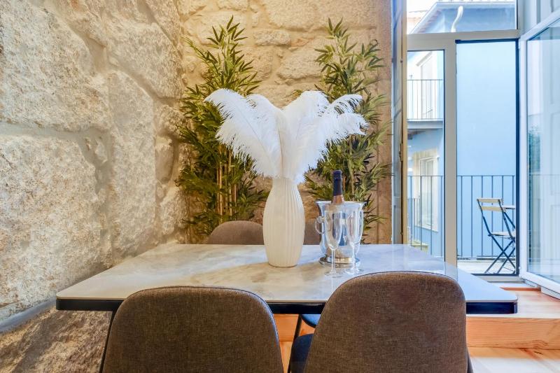 Luxury Style 8 with AC Downtown Porto near Metro - image 4