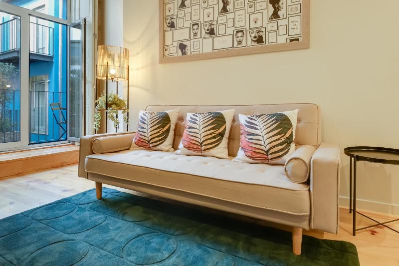 Luxury Style 8 with AC Downtown Porto near Metro - image 12