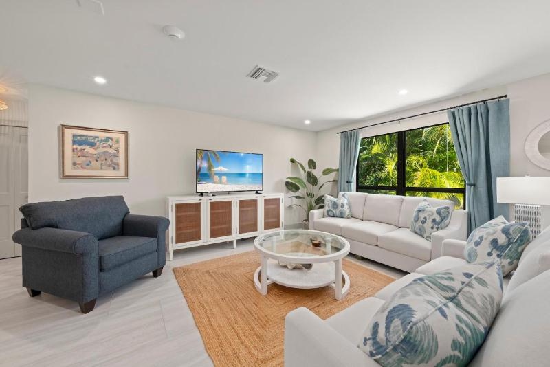 Ground Floor Luxury - Your choice of 2 Bikes or Kayak Rental - Steps to Beach! - image 1