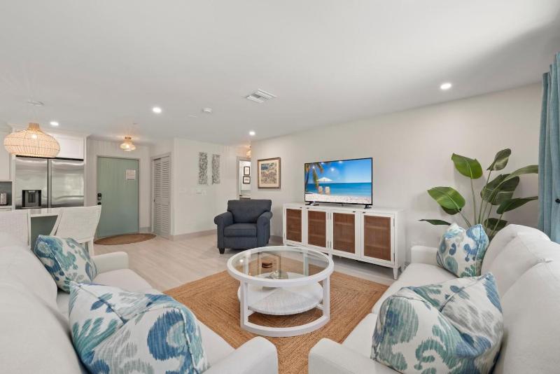 Ground Floor Luxury - Your choice of 2 Bikes or Kayak Rental - Steps to Beach! - image 3