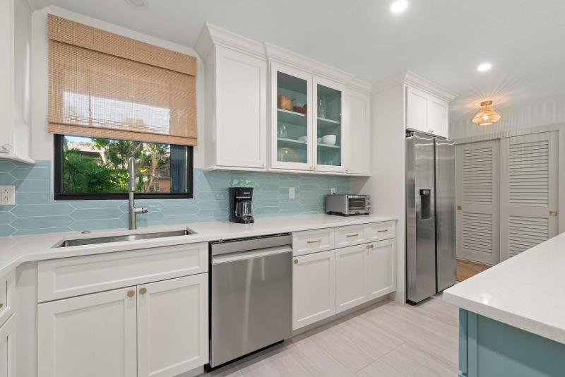 Ground Floor Luxury - Your choice of 2 Bikes or Kayak Rental - Steps to Beach! - image 2