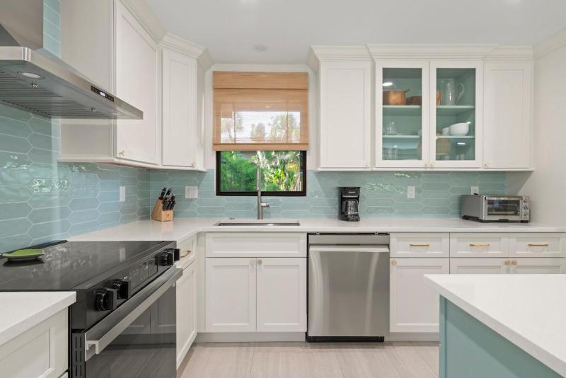 Ground Floor Luxury - Your choice of 2 Bikes or Kayak Rental - Steps to Beach! - image 33