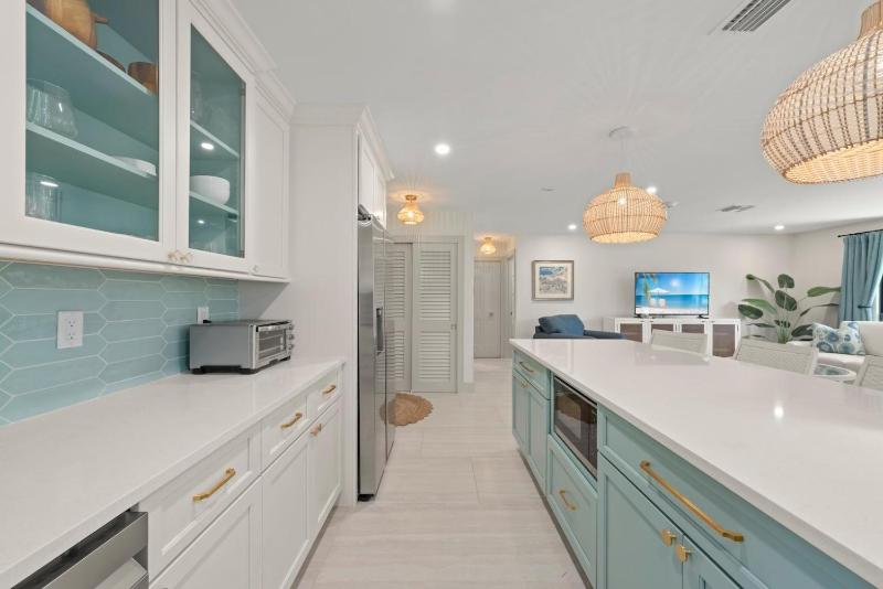 Ground Floor Luxury - Your choice of 2 Bikes or Kayak Rental - Steps to Beach! - image 31
