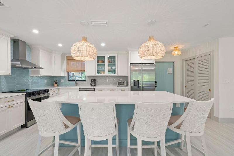 Ground Floor Luxury - Your choice of 2 Bikes or Kayak Rental - Steps to Beach! - image 14