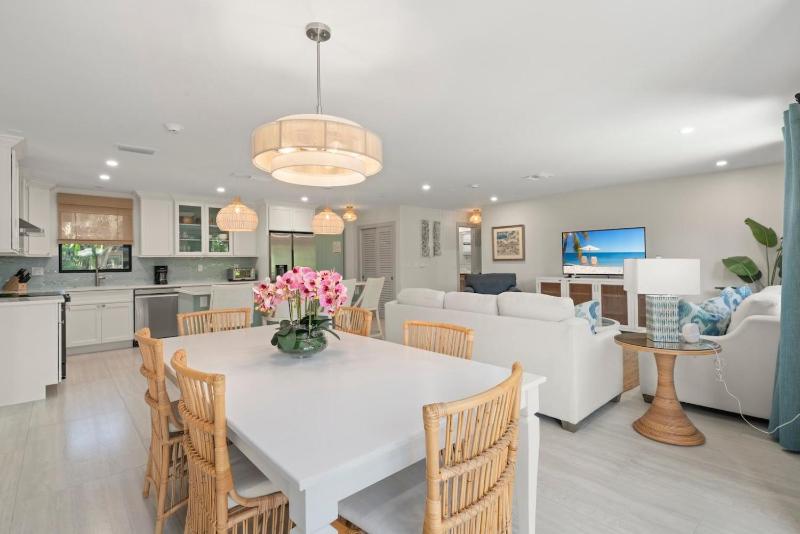 Ground Floor Luxury - Your choice of 2 Bikes or Kayak Rental - Steps to Beach! - image 19