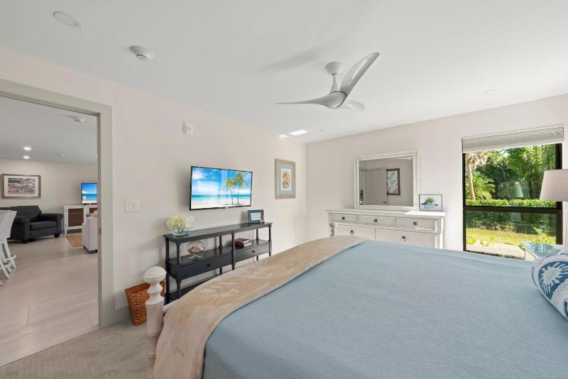 Ground Floor Luxury - Your choice of 2 Bikes or Kayak Rental - Steps to Beach! - image 45