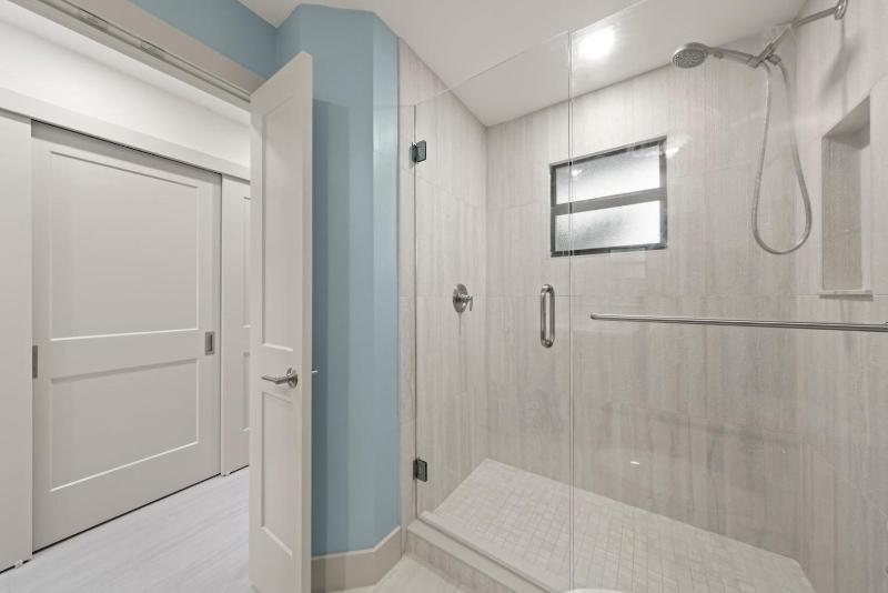 Ground Floor Luxury - Your choice of 2 Bikes or Kayak Rental - Steps to Beach! - image 39