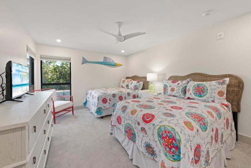 Ground Floor Luxury - Your choice of 2 Bikes or Kayak Rental - Steps to Beach! - image 6