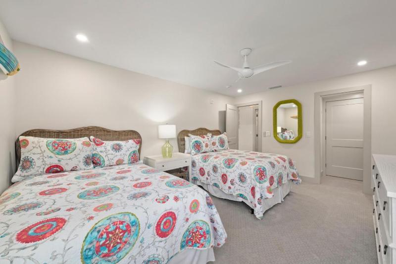Ground Floor Luxury - Your choice of 2 Bikes or Kayak Rental - Steps to Beach! - image 38