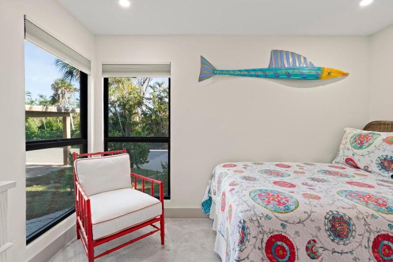 Ground Floor Luxury - Your choice of 2 Bikes or Kayak Rental - Steps to Beach! - image 28