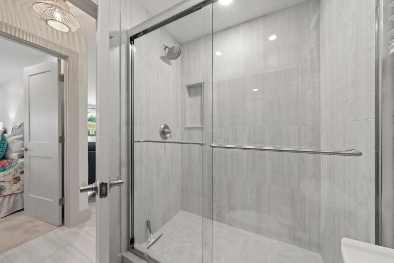 Ground Floor Luxury - Your choice of 2 Bikes or Kayak Rental - Steps to Beach! - image 7