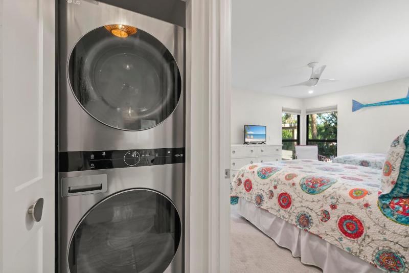 Ground Floor Luxury - Your choice of 2 Bikes or Kayak Rental - Steps to Beach! - image 4