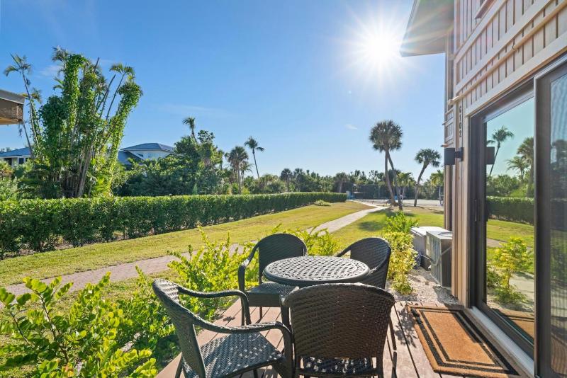 Ground Floor Luxury - Your choice of 2 Bikes or Kayak Rental - Steps to Beach! - image 17