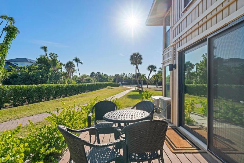 Ground Floor Luxury - Your choice of 2 Bikes or Kayak Rental - Steps to Beach! - image 35