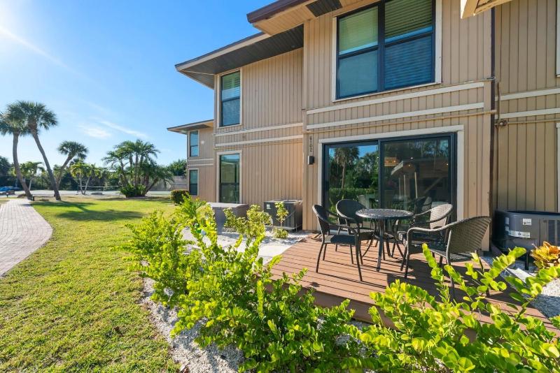 Ground Floor Luxury - Your choice of 2 Bikes or Kayak Rental - Steps to Beach! - image 40