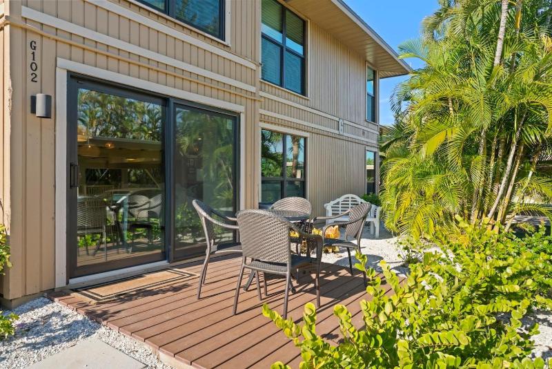 Ground Floor Luxury - Your choice of 2 Bikes or Kayak Rental - Steps to Beach! - image 11
