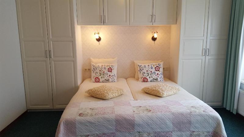 Deluxe Twin Room image 4
