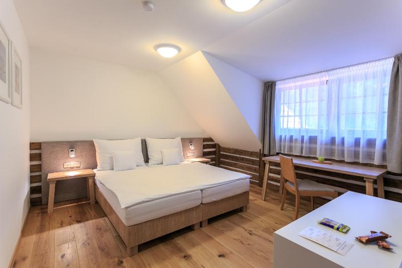 Deluxe Double or Twin Room image 1