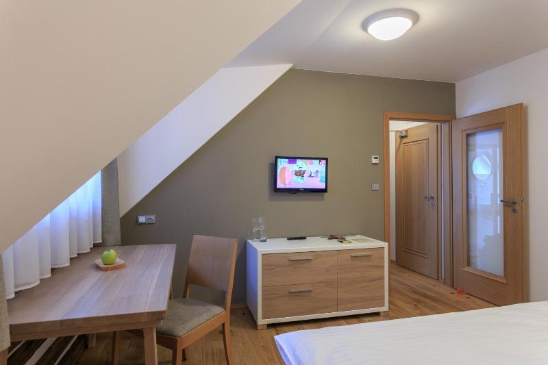 Deluxe Double or Twin Room image 3