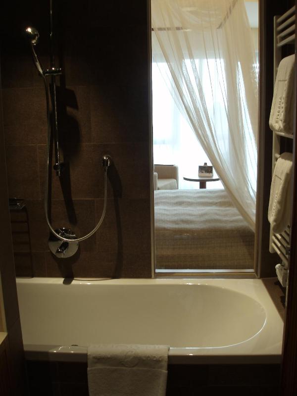 Double Room with Balcony image 4