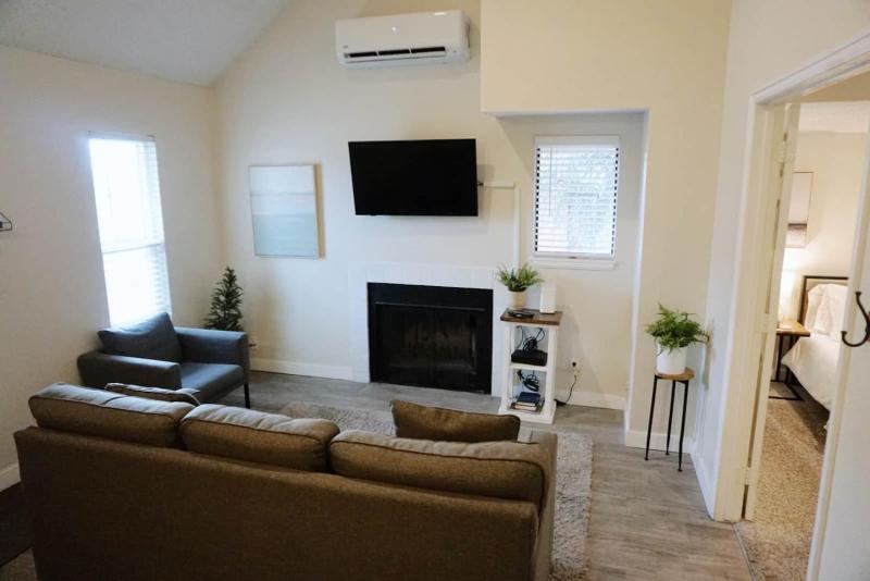 Two Bedroom Loft * Award Winning Beds * Down Town - image 8