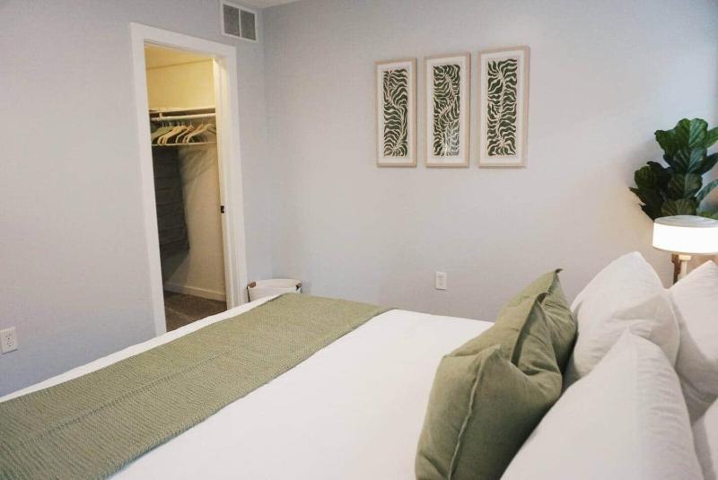 Modern Downtown Apartment • Walk to Restaurants - image 11