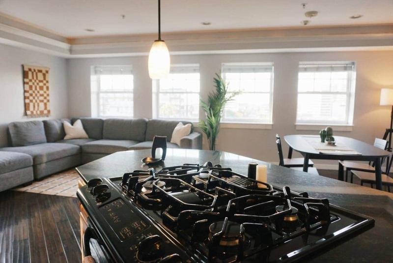 Modern Downtown Apartment • Walk to Restaurants - image 7