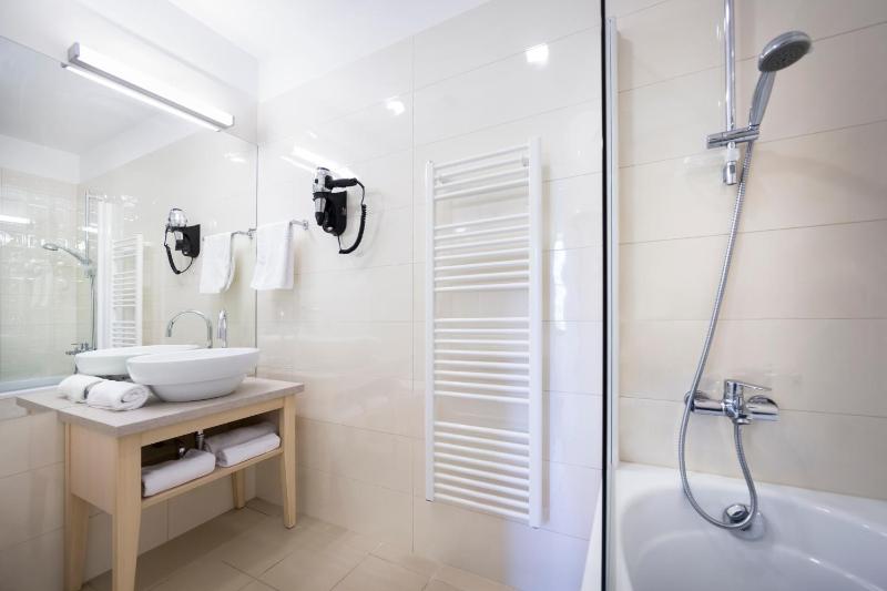 One-Bedroom Apartment with Sea View image 3