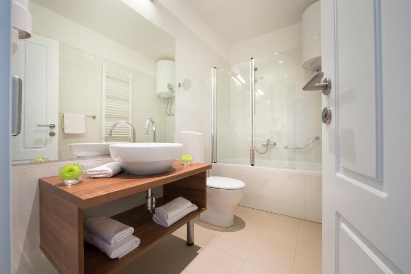 One-Bedroom Apartment image 3