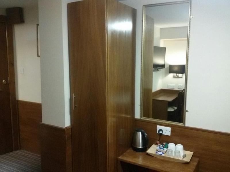 Family Room (4 Adults) image 3